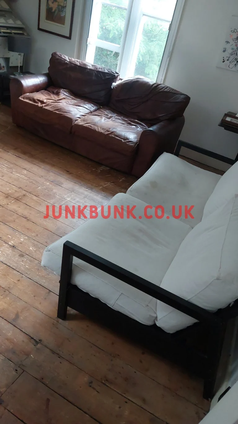 N19 3TT - sofa removal-before
